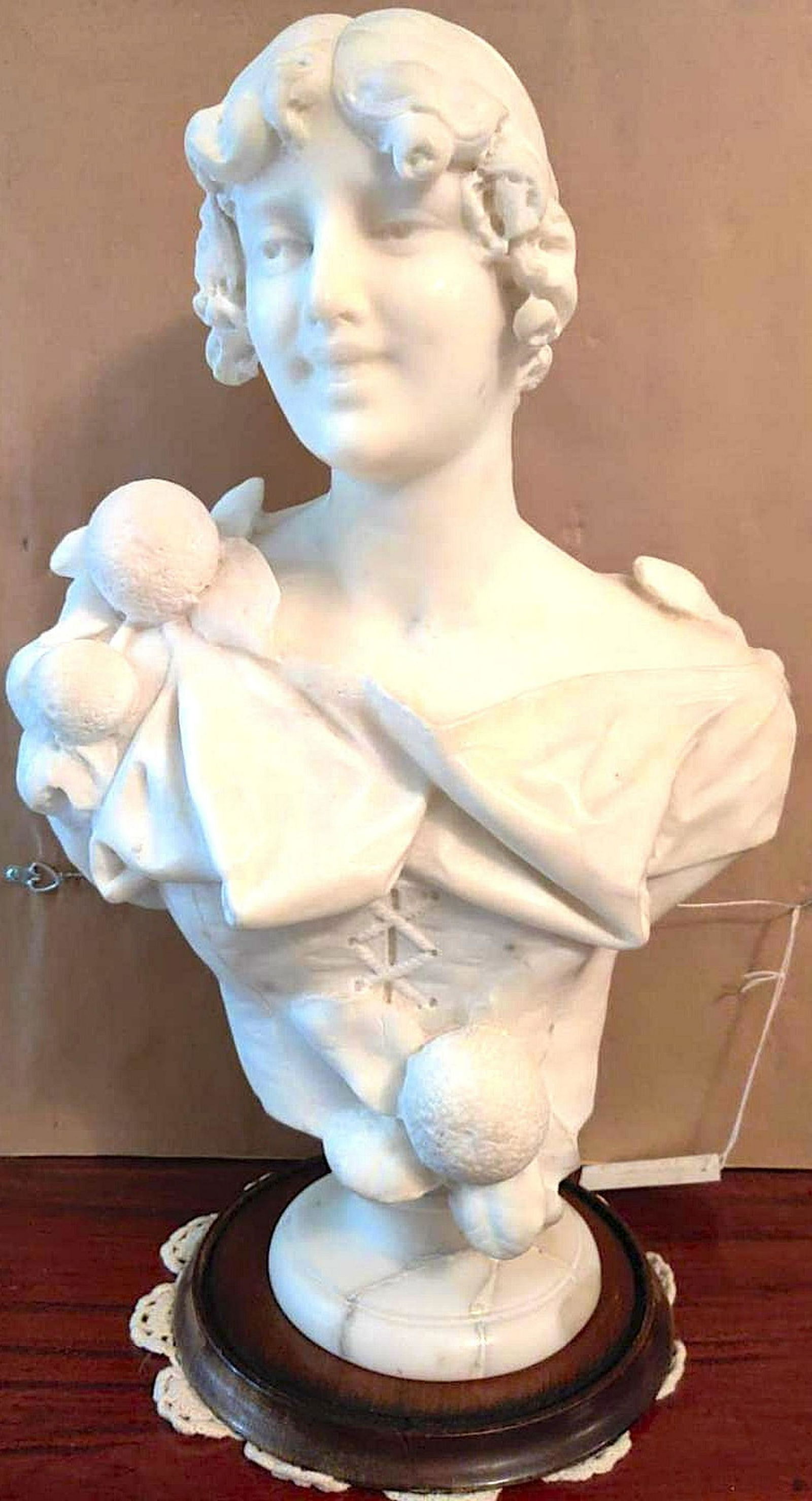Antique italy Marble Woman bust (1 of 2)