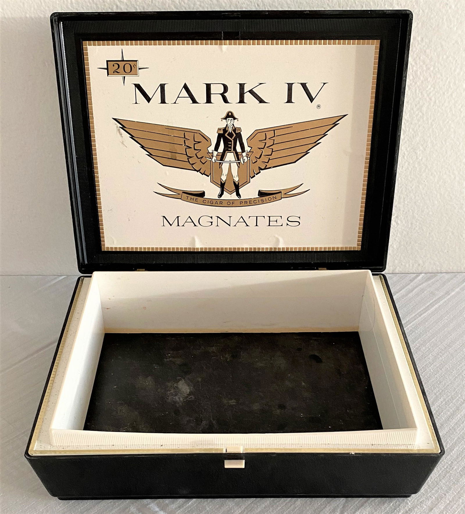 Vintage 1960's HOUSE of WINDSOR Black Mark IV Magnates: Vintage 1960's HOUSE of WINDSOR Black Mark IV Magnates Cigar Box measures 8 x 10