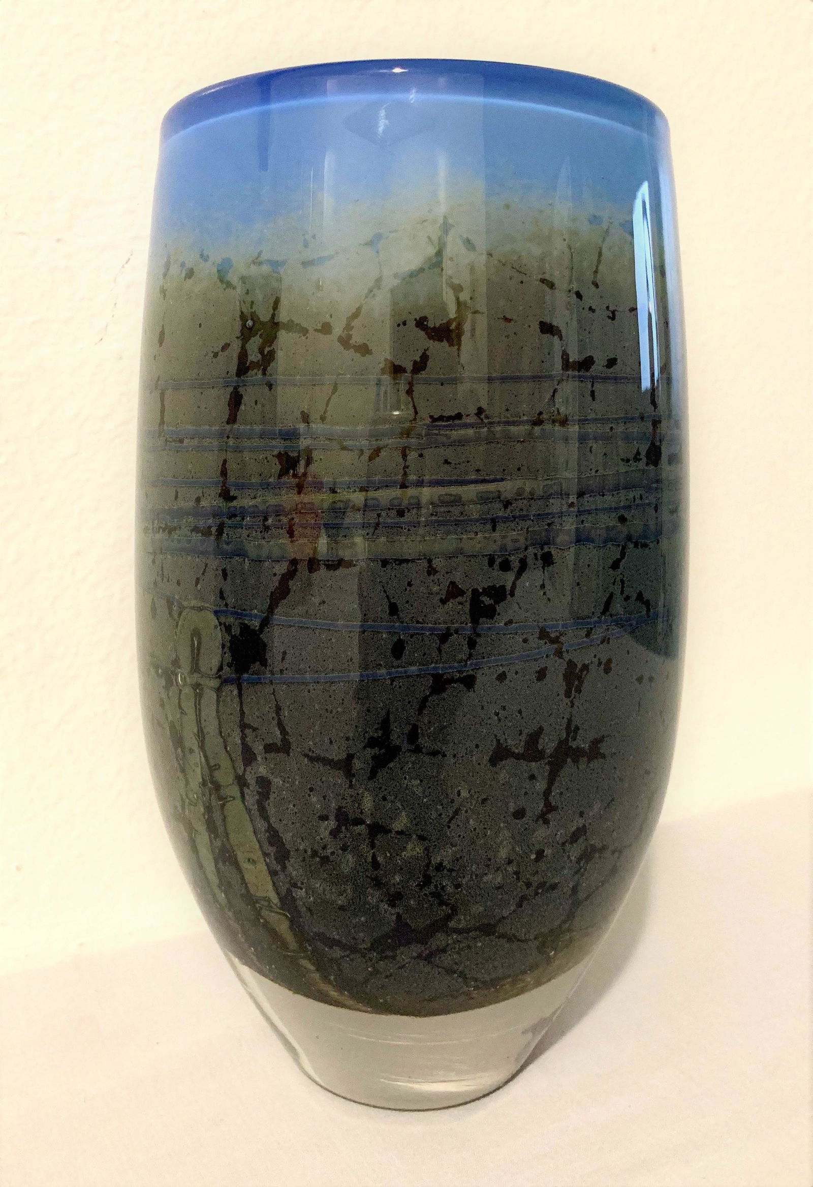 Vintage Estudio Art glass vase: Vintage Signed Estudio Art glass vase measures 8 x 4.5