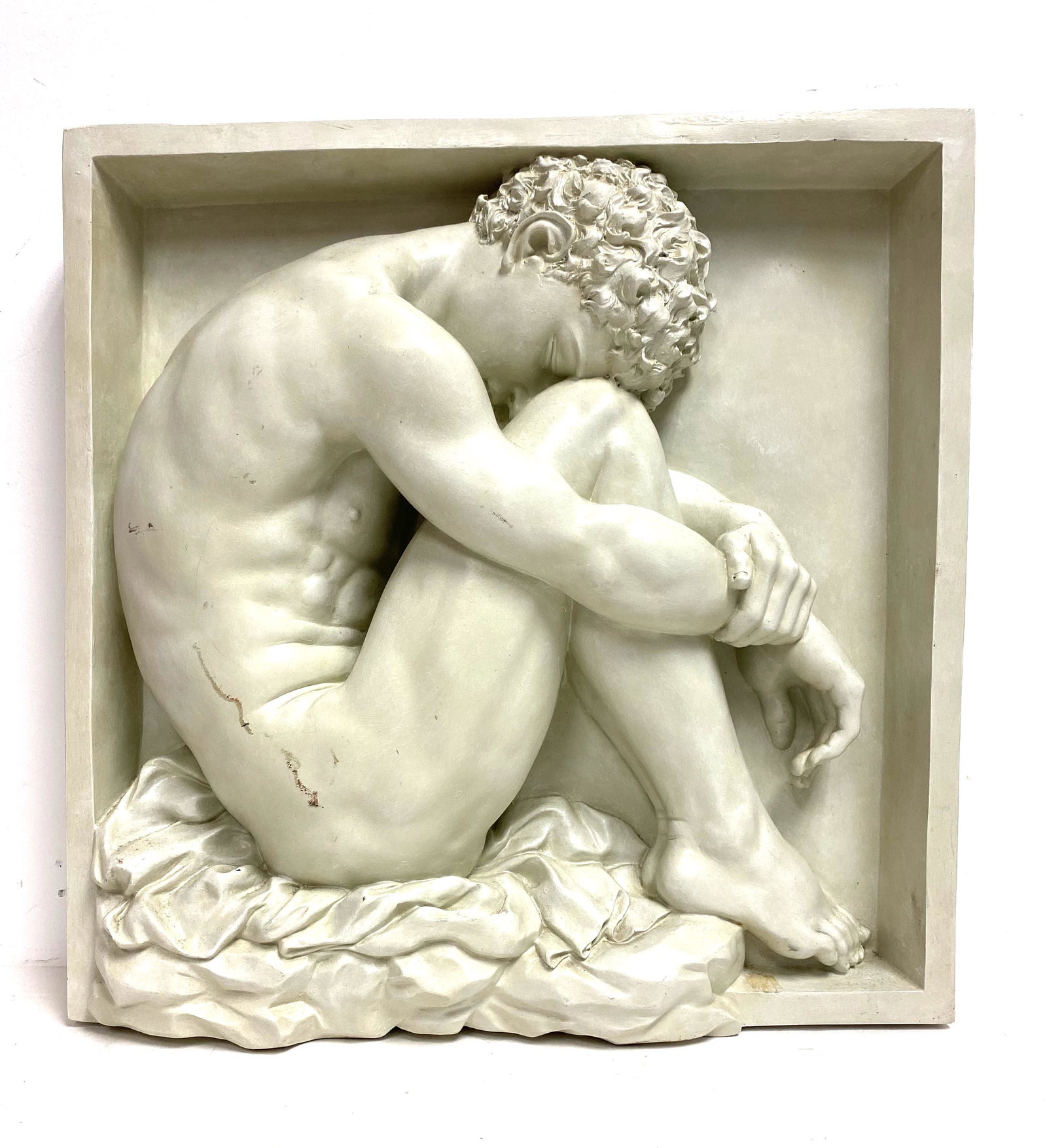 MODERN ITALIAN DESIGN FIBERGLASS TOSCANO MAN SEATED: MODERN ITALIAN DESIGN FIBERGLASS TOSCANO MAN SEATED MEASURES 19 H X 19 W INCHES