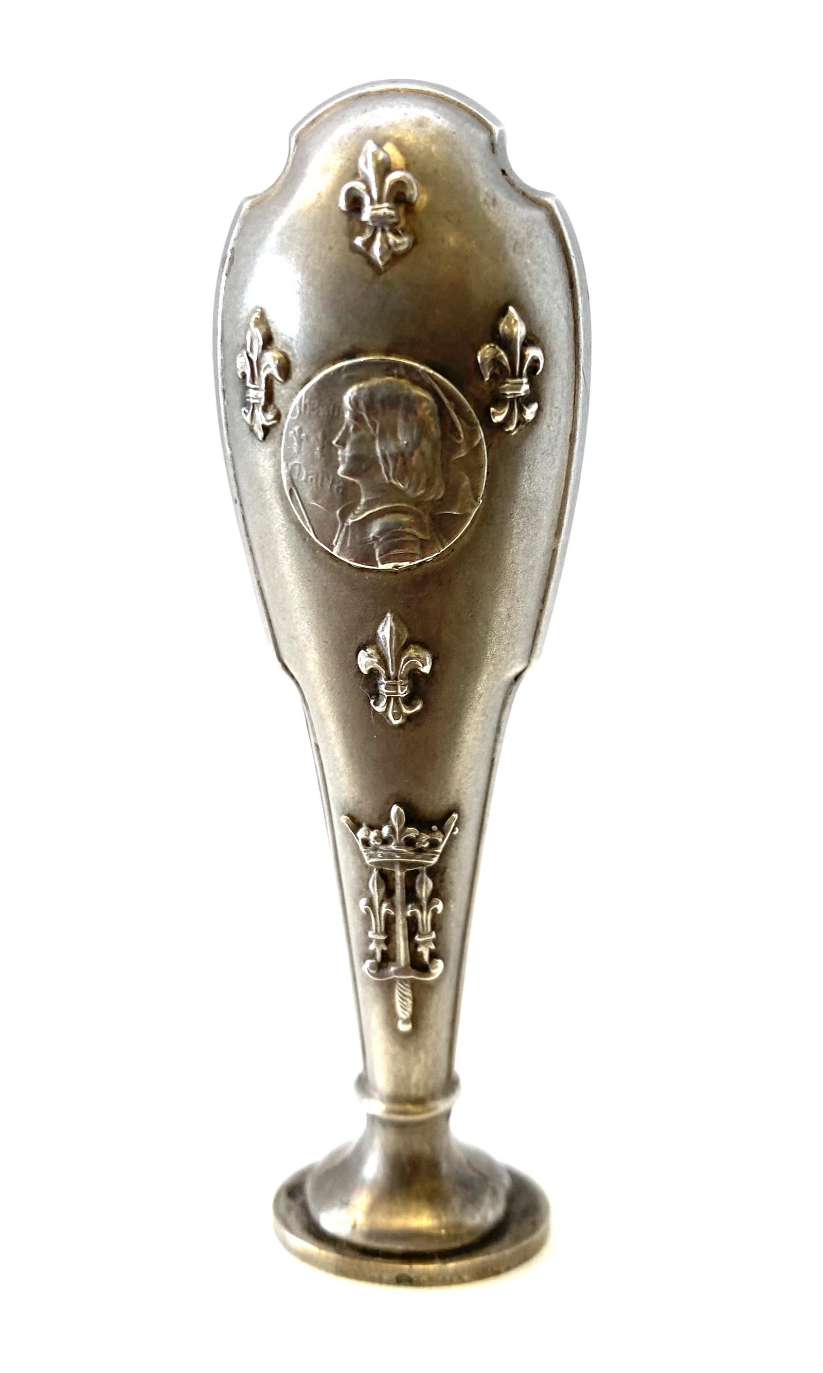 Antique French sterling silver wax stamp late 19thC: Antique French sterling silver wax stamp late 19thC, measures 2.5 " inches ,weight 21.5 gr