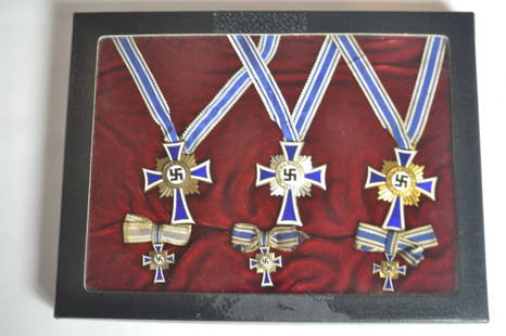 GERMAN WWII ERA NAZI MOTHER'S CROSS COMPLETE SET: GERMAN WWII ERA NAZI MOTHER'S CROSS COMPLETE SET . COMPLETE SET ALL 3 CLASSES PLUS MINIATURES. COMES WITH DISPLAY CASE .