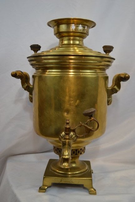 IMPERIAL RUSSIAN ANTIQUE BRASS SAMOVAR TEA POT: IMPERIAL RUSSIAN ANTIQUE BRASS SAMOVAR TEA POT . NICE AND CLEAN .NO DENTS . MADE BY FAMOUS BATASHOV MANUFACTURE IN TULA.10" DIAMETER AND 19" TALL .