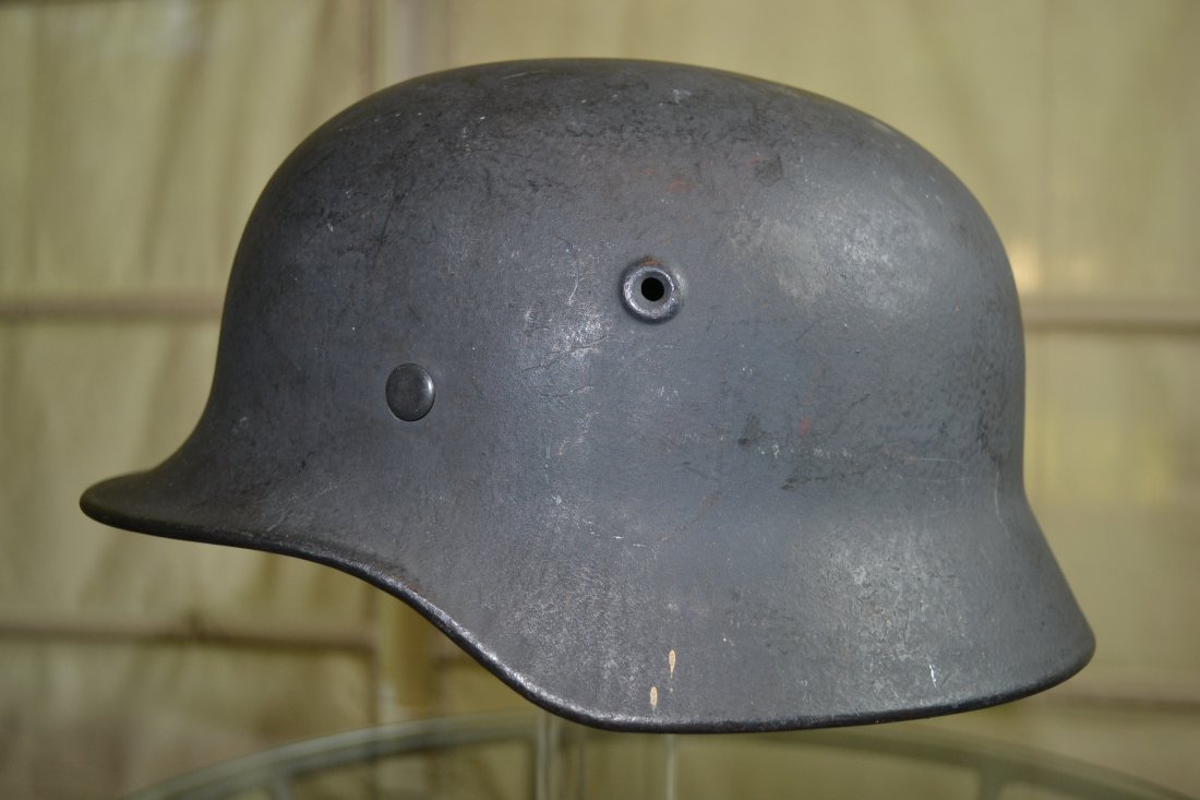 WWII GERMAN M40 STEEL HELMET: WWII GERMAN M40 STEEL HELMET . NICE AND CLEAN CONDITION .WAR TIME DARK CAMOUFLAGE PAINTED. POSSIBLE DECALS UNDER PAINT . GREAT EXAMPLE.