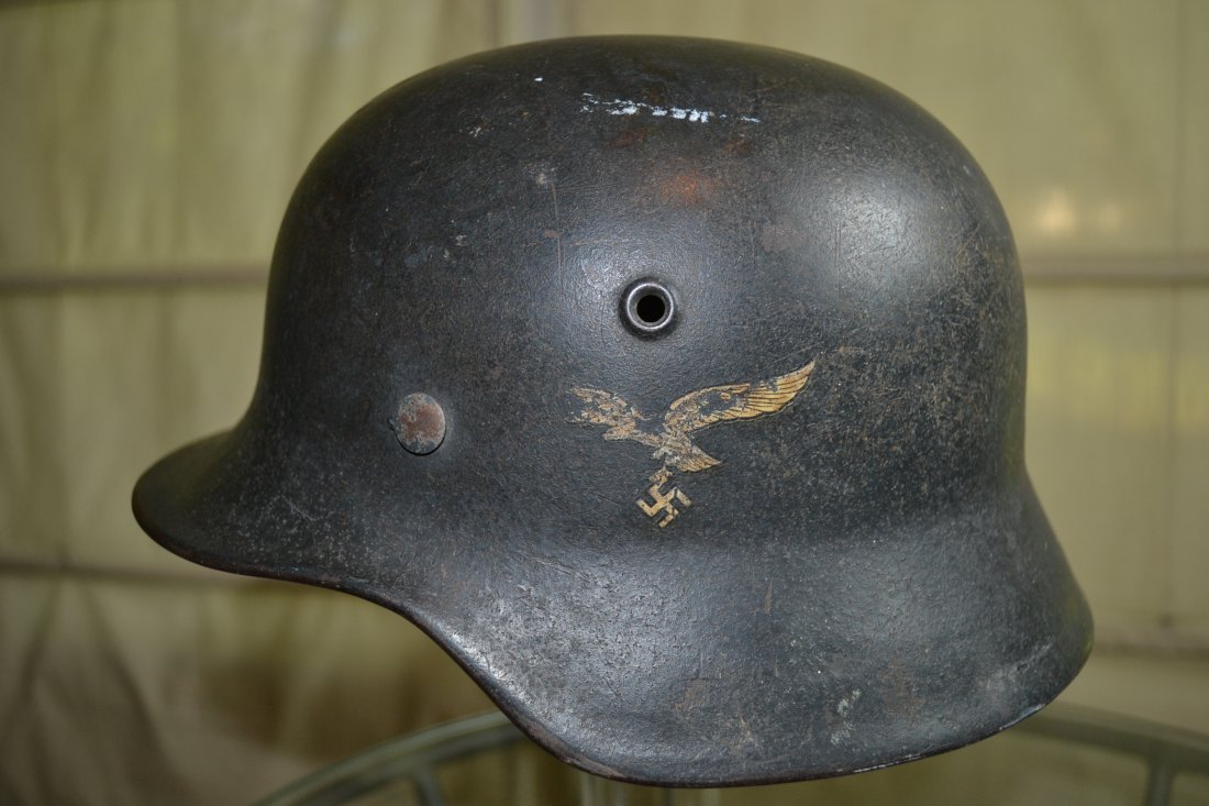 WWII GERMAN LUFTWAFFE SD M40 STEEL HELMET: WWII GERMAN LUFTWAFFE SINGLE DECAL M40 STEEL HELMET . NICE AND CLEAN .