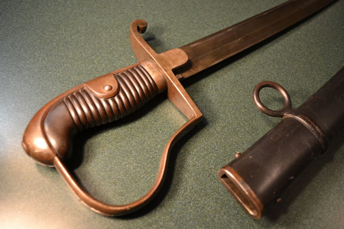 WWI IMPERIAL GERMAN PRUSSIAN ARTILLERY MAN'S SWORD: GREAT CONDITION WWI IMPERIAL GERMAN PRUSSIAN ARTILLERY MAN'S SWORD .DATED TO THE SPINE O1 FOR 1901 AND CROWN W FOR WILHELM II. SOLINGEN MAKER IS STAMPED UNDER LUNGET .THE BLADE IS NICE WITH AGE DARKEN