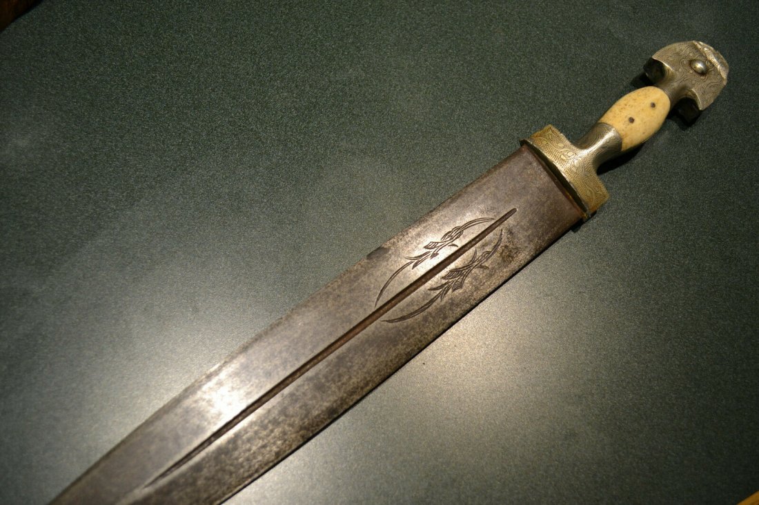 ANTIQUE EARLY LARGE RUSSIAN COSSACK STYLE KINJAL DAGGER: ANTIQUE EARLY LARGE RUSSIAN COSSACK STYLE KINJAL DAGGER SHORT SWORD. 18-19 CENTURY PIECE. MASSIVE 17 1/2'' LONG AND 2'' WIDE BLADE WITH LONG SHARP ARMOUR PIERCING TIP. DECORATIVE EARLY STYLE ENGRAVING
