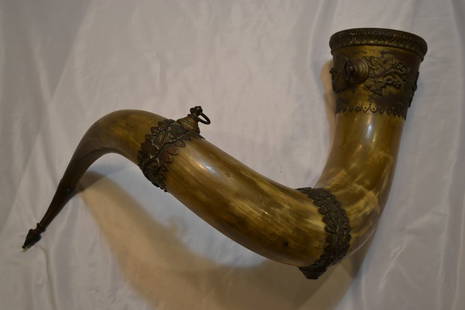 IMPERIAL RUSSIAN HUGE REGIMENTAL DRINKING HORN: IMPERIAL RUSSIAN HUGE REGIMENTAL DRINKING HORN . ABOUT 30" LONG AND 7" DIAMETER AT THE END. BRASS DECORATED FITTINGS. SUPER RARE ITEM .