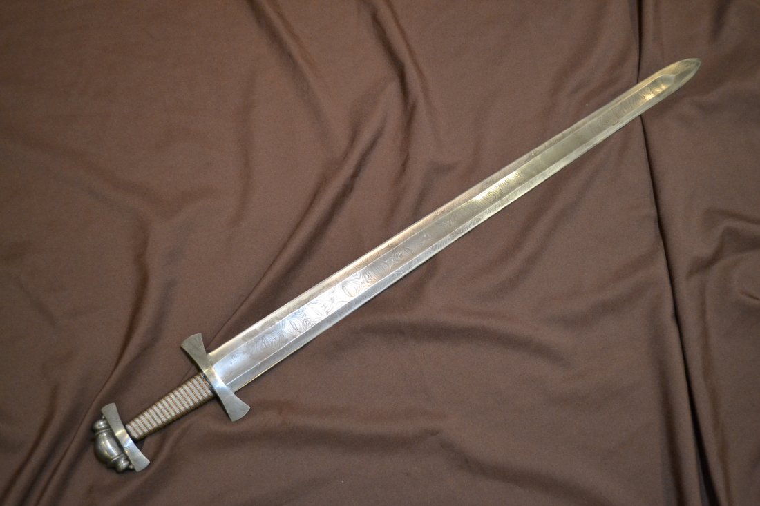 DAMASCUS STEEL HIGH QUALITY HANDMADE VIKING SWORD: DAMASCUS STEEL HIGH QUALITY HANDMADE VIKING SWORD . SHARPENED EDGES. COMPLETELY FUNCTIONING. VERY HANDSOME SWORD. COMES WITH BROWN LEATHER SHEET .