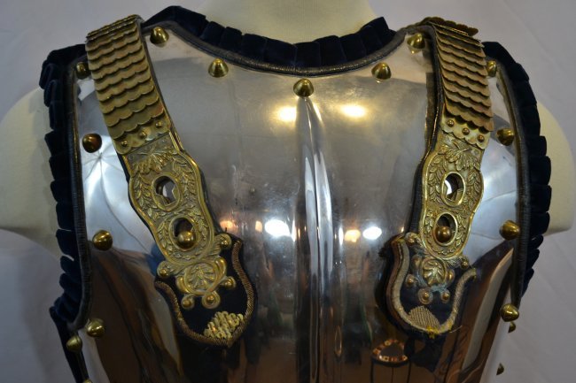 BRITISH CAVALRY GUARD BODY ARMOUR BREST AND BACK PLATES: BRITISH CAVALRY GUARD BODY ARMOUR BREST AND BACK PLATES . EARLY 20TH CENTURY . GREAT CONDITION .BRASS SCALE SHOULDER BELTS. MATERIAL BACKED .
