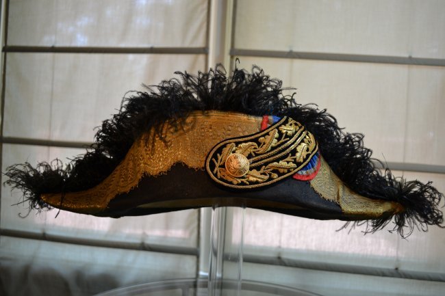 ANTIQUE FRENCH GENERAL FORE AND AFT BICORN HAT: ANTIQUE FRENCH GENERAL FORE AND AFT BICORN HAT . BEAUTIFUL HAT .GOLD WIRE BULLION . PLUMAGE . GREAT CONDITION .19TH CENTURY PERIOD.