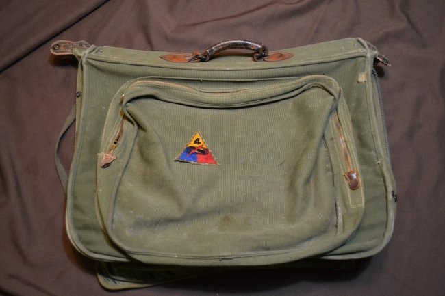 WWII US ARMY AIR FORCE CLOTHING CARRY BAG: WWII US ARMY AIR FORCE CLOTHING CARRY BAG . 4TH ARMORED PATCH SEWN TO FRONT
