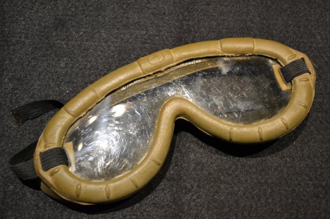 WWII US ARMY ARMORED TANKERS POLAROID GOGGLES: WWII US ARMY ARMORED TANKERS POLAROID GOGGLES . GREAT CONDITION .
