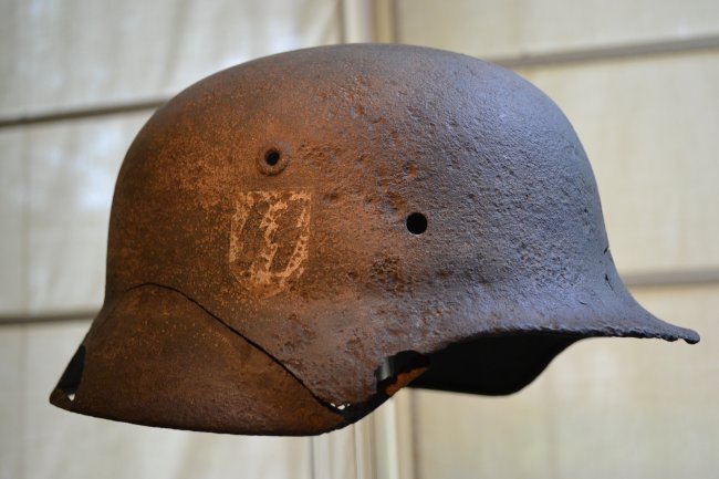 WWII GERMAN SS M40 DRAMATIC BATTLEFIELD DAMAGED HELMET: WWII GERMAN SS M40 DRAMATIC BATTLEFIELD DAMAGED HELMET . SINGLE DECAL . HEAVY DAMAGE BY IMPACT . FOUND IN THE FIELDS OF RUSSIA . SUPER DISPLAY PIECE !!
