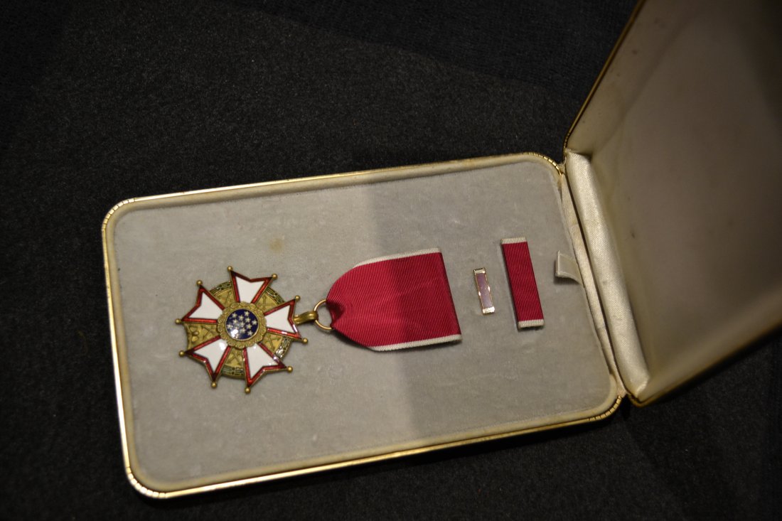 WWII ERA US LEGION OF MERIT NAMED MEDAL AND BOX: WWII ERA US LEGION OF MERIT NAMED MEDAL AND BOX . GREAT CONDITION ENAMEL MEDAL WITH INITIALS OF THE RECIPIENT ENGRAVED ON THE BACK . IN ORIGINAL ISSUE BOX .