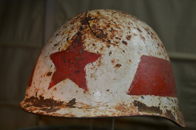 WWII SOVIET RUSSIAN M40 HELMET BATTLEFIED DAMAGED: WWII SOVIET RUSSIAN M40 HELMET BATTLEFIELD DAMAGED . WHITE PAINT WITH RED STAR TO A FRONT
