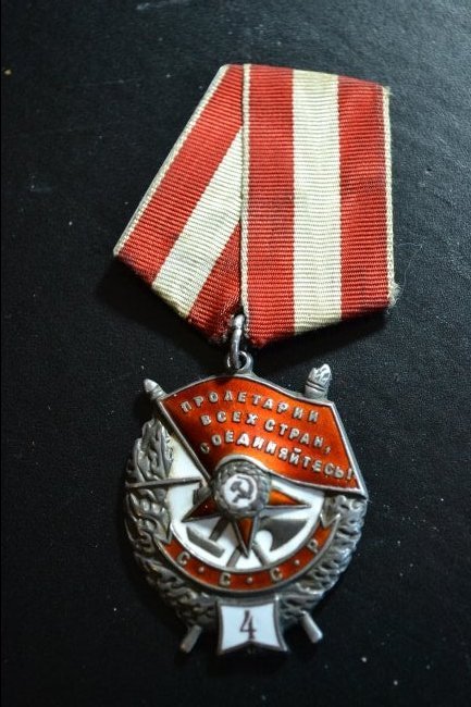 SOVIET RUSSIAN ORDER OF RED BANNER 4RT AWARD .: SOVIET RUSSIAN ORDER OF RED BANNER 4RT AWARD . FROM AN OLD RUSSIAN MEDAL COLLECTION.