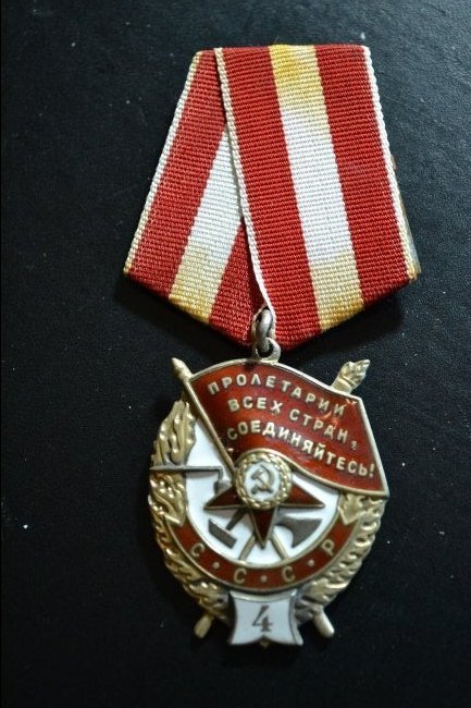 SOVIET RUSSIAN ORDER OF RED BANNER 4RT AWARD: SOVIET RUSSIAN ORDER OF RED BANNER 4RT AWARD . FROM AN OLD RUSSIAN MEDAL COLLECTION.