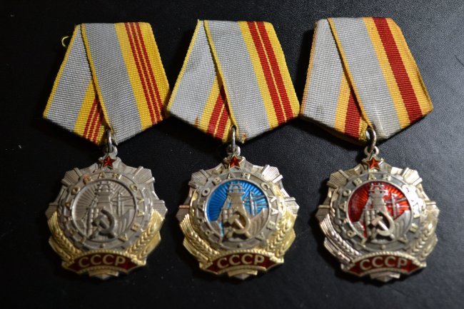 SOVIET RUSSIAN SET OF 3 ORDERS OF SOCIALIST LABOR GLORY: SOVIET RUSSIAN SET OF 3 ORDERS OF SOCIALIST LABOR GLORY . FROM AN OLD RUSSIAN MEDAL COLLECTION .
