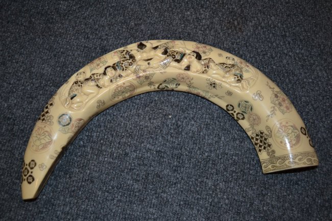 ANTIQUE JAPANESE SIMULATED BONE CARVED ARTWORK: ANTIQUE JAPANESE SIMULATED BONE CARVED ARTWORK .14" LONG