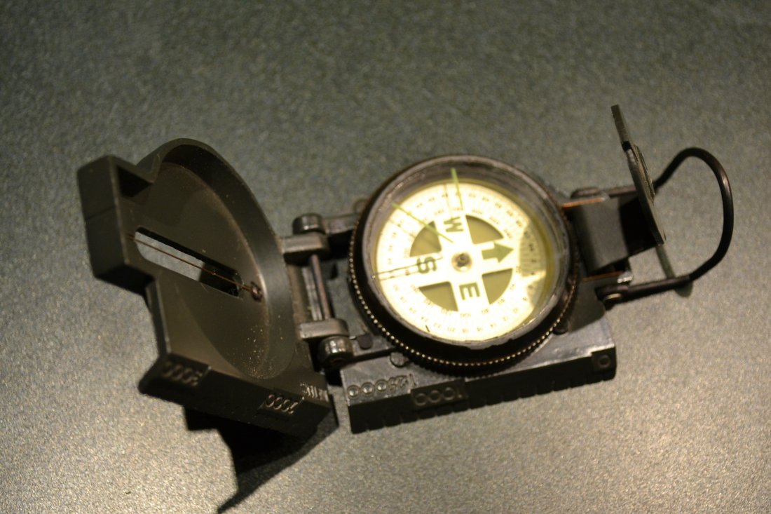 US ARMY WWII FIELD COMPASS: US ARMY WWII FIELD COMPASS . ARMY GREEN PAINTED . WORKS GREAT