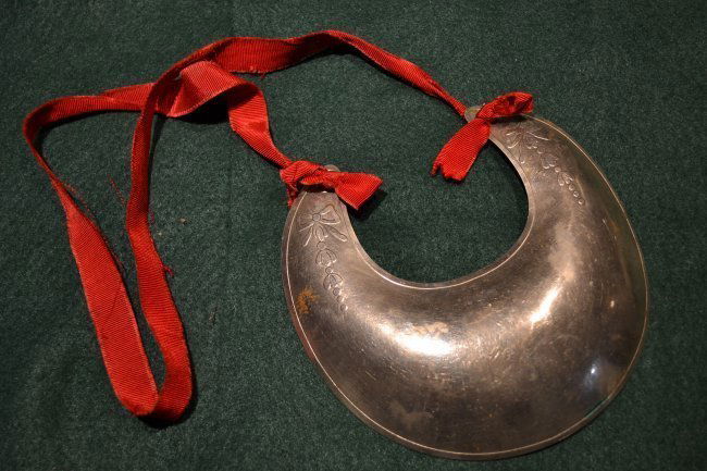 RARE 18TH CENTURY BRITISH OFFICER'S GORGET: 18TH CENTURY BRITISH OFFICER'S GORGET . SILVER METAL NECK GORGET. GREAT CONDITION.