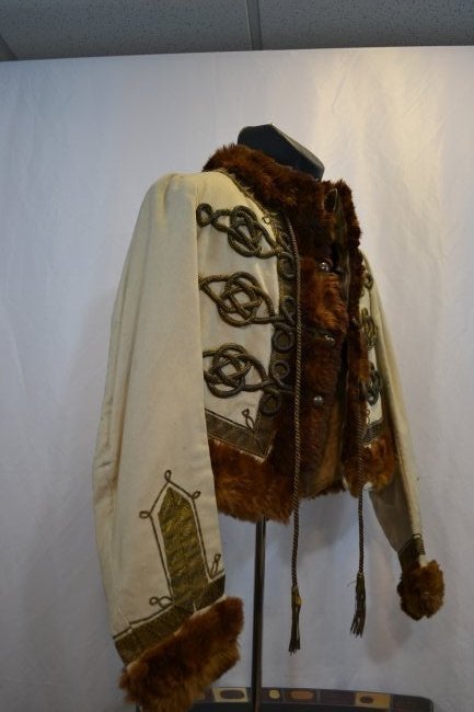 ANTIQUE 19th CENTURY BRITISH HUSSAR OFFICER UNIFORM: ANTIQUE BRITISH HUSSAR OFFICER'S PELISSE UNIFORM JACKET 19TH CENTURY CRIMEAN WAR ERA. UNIQUE AND RARE PIECE. FUR COLLAR AND CUFFS . GOLD BULLION WIRE CORDS