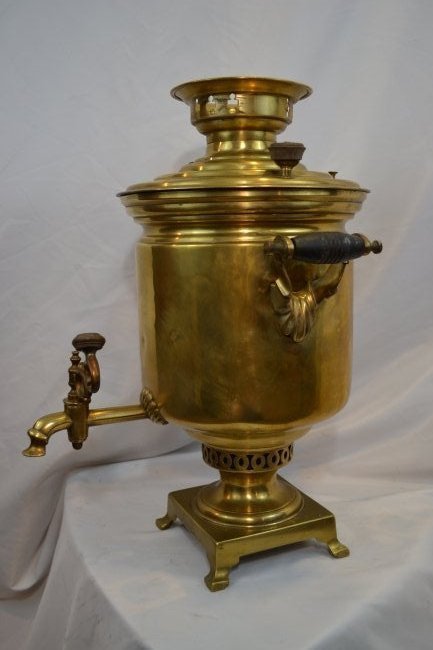 ANTIQUE IMPERIAL RUSSIAN ANTIQUE BRASS SAMOVAR TEA POT: IMPERIAL RUSSIAN ANTIQUE BRASS SAMOVAR TEA POT . NICE AND CLEAN .NO DENTS . MADE BY FAMOUS BATASHOV MANUFACTURE IN TULA.10" DIAMETER AND 19" TALL