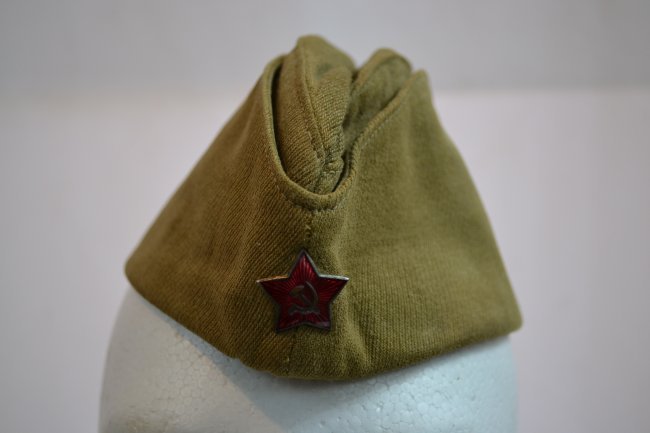 WWII SOVIET RUSSIAN SOLDIER'S PILOTKA HAT CAP RED STAR: WWII SOVIET RUSSIAN SOLDIER'S PILOTKA HAT CAP WITH RED ENAMEL STAR . GREAT CONDITION .