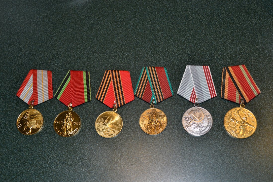 VINTAGE SOVIET RUSSIAN USSR MEDALS SET OF 6: VINTAGE SOVIET RUSSIAN USSR MEDALS SET OF 6