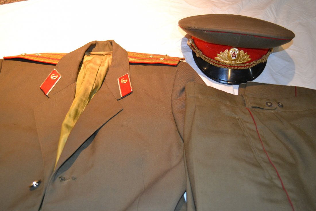 VINTAGE SOVIET RUSSIAN USSR OFFICER'S UNIFORM: VINTAGE SOVIET RUSSIAN USSR OFFICER'S UNIFORM . JACKET , PANTS AND A HAT .