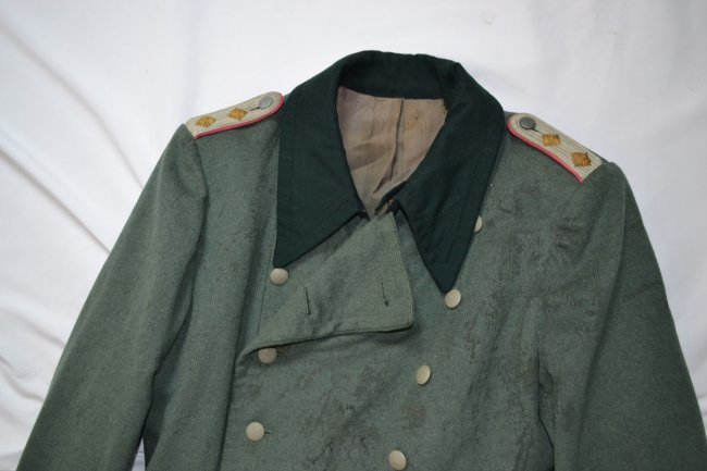 WWII NAZI GERMAN PANZER OFFICER'S OVERCOAT UNIFORM: WWII NAZI GERMAN PANZER OFFICER'S OVERCOAT UNIFORM. HEAVY WOOL. HEAVY WEAR . NICE SEW IN PANZER OFFICER'S SHOUDER BOARDS. SMALL TO MEDIUM SIZE