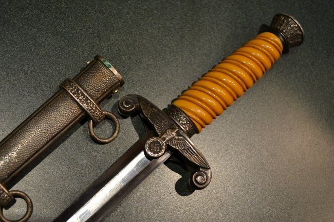 WWII NAZI GERMAN ARMY OFFICER'S DAGGER ALCOSO SOLINGEN: WWII NAZI GERMAN ARMY OFFICER'S DAGGER ALCOSO SOLINGEN. VERY NICE DAGGER . MINTY BRIGHT BLADE WITH CROSS GRAIN . CORRECT ALL ORIGINAL ALCOSO FITTINGS. COUPLE SMALL DENTS TO SCABBARD. REPAIR TO THE BAC