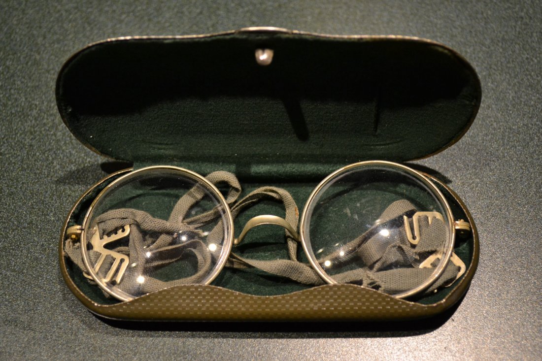 WWII GERMAN OFFICER'S GLASSES FOR GAS MASK USE: WWII GERMAN OFFICER'S GLASSES FOR GAS MASK USE . NICE OFFICER'S TYPE CASE . GLASSES COMPLETE WITH LENSES .