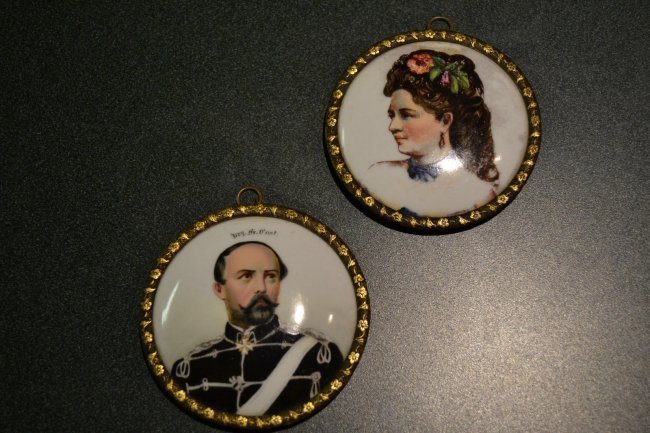 IMPERIAL FRANZ KARL OF AUSTRIA PORCELAIN PORTRAIT PAIR: BEAUTIFUL ANTIQUE IMPERIAL AUSTRIAN ROYALTY ARCHDUKE FRANZ KARL OF AUSTRIA AND HIS SPOUSE PORCELAIN PAINTED PORTRAIT PAIR . VERY HIGH QUALITY MID 19TH CENTURY MADE . MOST LIKELY BELONGED TO A ROYAL FA