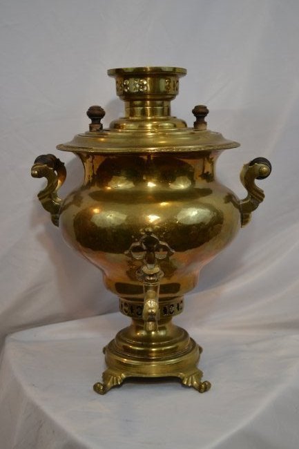 ANTIQUE IMPERIAL RUSSIAN ANTIQUE BRASS SAMOVAR TEA POT: IMPERIAL RUSSIAN ANTIQUE BRASS SAMOVAR TEA POT . BEAUTIFUL ONION SHAPE . NICE AND CLEAN DENT FREE. IMPERIAL RUSSIAN MEDALS STAMPED TO THE TOP COVER .MADE IN TULA . 10" DIAMETER AND 17" TALL.