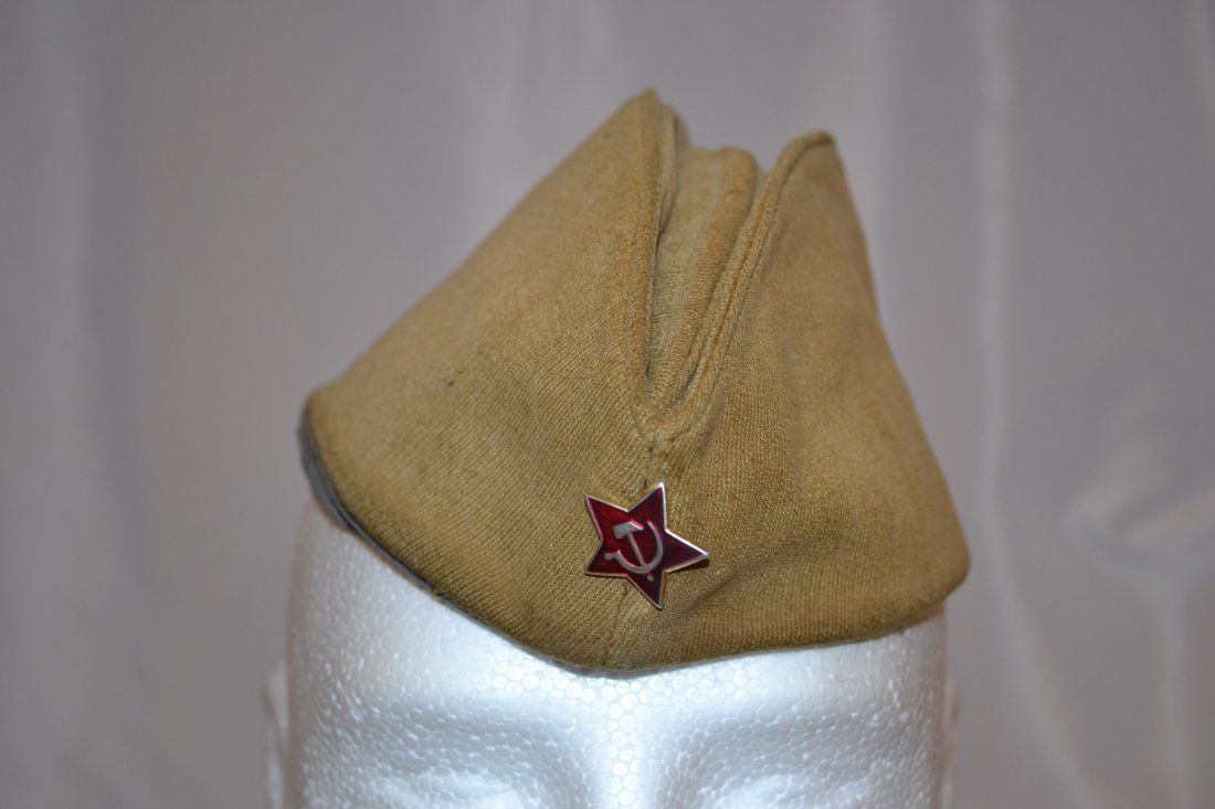WWII STYLE SOVIET RUSSIAN SOLDIER'S PILOTKA HAT CAP: WWII STYLE SOVIET RUSSIAN SOLDIER'S PILOTKA HAT CAP . GREEN FIELD PAINTED STAR . SHOWS SOME WEAR . DATED TO 1970'S . SIZE 55 . IDENTICAL TO WWII MADE CAP .