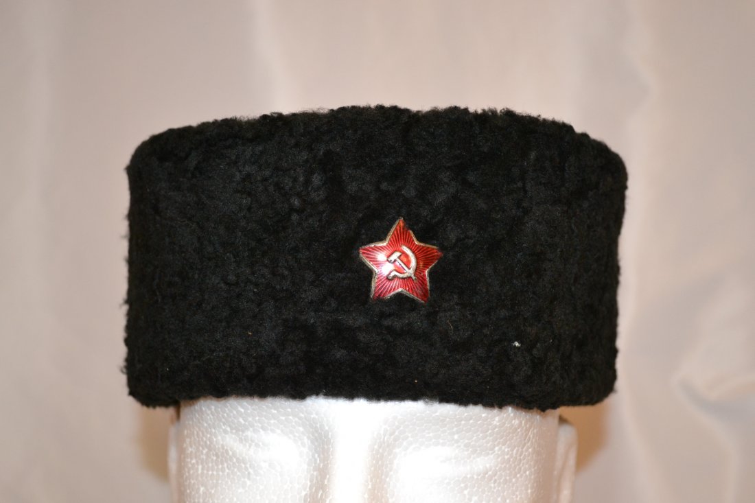 WWII SOVIET RUSSIAN COSSACK KUBANKA HAT: WWII SOVIET RUSSIAN COSSACK KUBANKA HAT . RED ENAMEL STAR. SIZE 58. GREAT CONDITION.