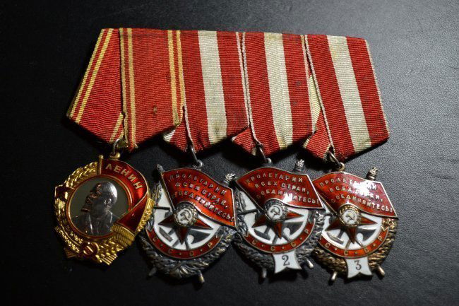 WWII SOVIET RUSSIAN ORDER OF LENIN 4 MEDAL BAR: WWII SOVIET RUSSIAN 4 PIECE MEDAL BAR . INCLUDES ORDER OF LENIN MADE OF GOLD PLATINUM AND ENAMEL . ALSO 3 ORDERS OF RED BANNER . FROM AN OLD RUSSIAN MEDAL COLLECTION.