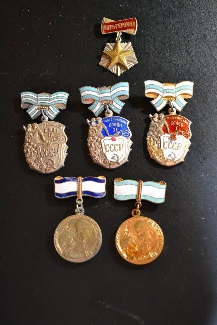 SOVIET RUSSIAN COMPLETE MOTHER'S AWARDS SET HERO MOTHER: SOVIET RUSSIAN COMPLETE MOTHER'S AWARDS SET OF 5 INCLUDES MOTHER HEROINE . FROM AN OLD RUSSIAN MEDAL COLLECTION .