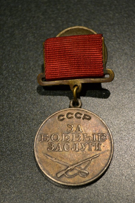 EARLY TYPE WWII SOVIET RUSSIAN COMBAT SERVICE MEDAL: EARLY TYPE WWII SOVIET RUSSIAN COMBAT SERVICE MEDAL.ALL PARTS ORIGINAL. RARE AS SUCH.