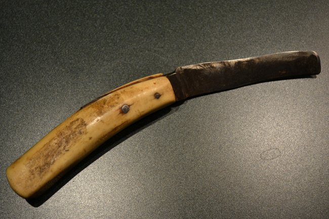 ANTIQUE US 19th CENTURY AMERICAN CIVIL WAR ERA KNIFE: ANTIQUE US 19th CENTURY AMERICAN CIVIL WAR ERA HORSE HOOF KNIFE WITH BONE HANDLE . INTERESTING BENDED HAND FORGED BLADE . 8" LONG WITH 4" BLADE . INTERESTING PIECE.