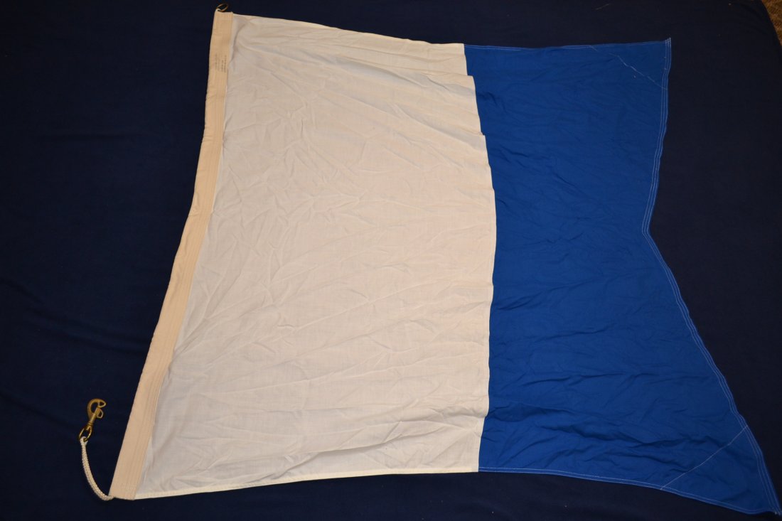 VINTAGE US NAVY SIGNAL FLAG LETTER A: VINTAGE US NAVY SIGNAL FLAG LETTER A . SIGNAL SIZE 4 . 50" X 50" . COMPLETE WITH HANGING ROPE AND CLIP .