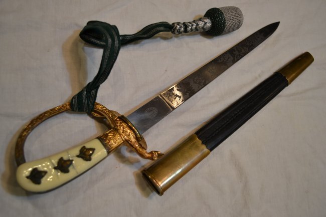 WWII NAZI GERMAN SENIOR HUNTING FORESTRY DAGGER SWORD: WWII GERMAN SENIOR HUNTING FORESTRY CUTLASS. VERY FW.HOLLER MADE WITH EAGLE AND SWASTIKA ON THE BRASS HANDLE FITTING. SUPER NICE AND CLEAN CONDITION WITH BEAUTIFUL ETCHED BLADE . BONE GRIPS. COMPLETE 