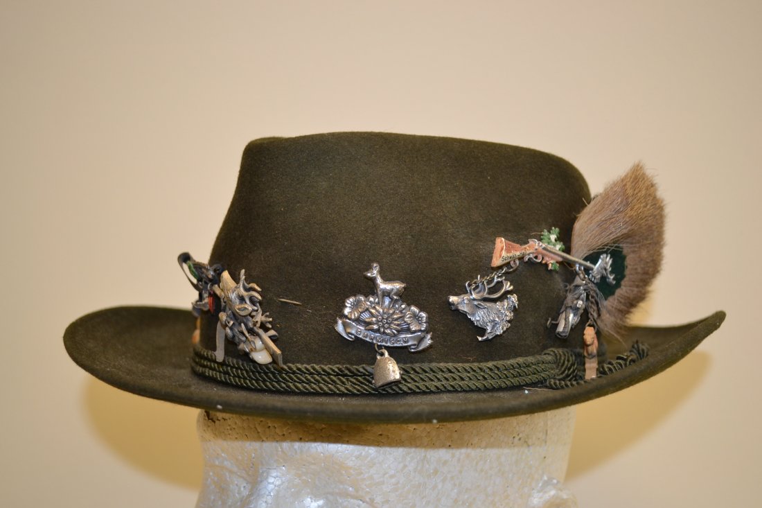 VINTAGE GERMAN BAVARIAN TRACHTEN HAT WITH MANY PINS: VINTAGE GERMAN BAVARIAN TRACHTEN HAT WITH MANY PINS .