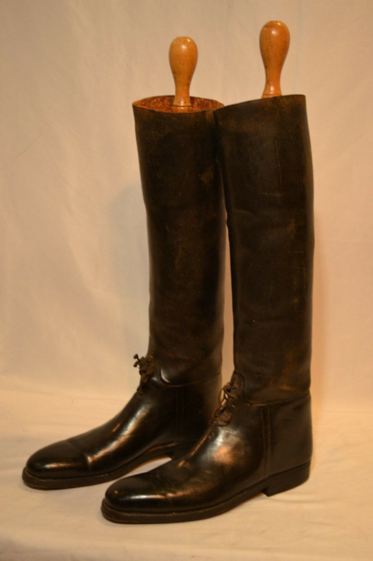 WWI ERA BRITISH OFFICER'S LONG RIDING BOOTS LONDON: RARE ORIGINAL EDWARDIAN BRITISH WWI OFFICER'S LONG BOOTS LONDON MAKER . VERY TOP QUALITY LEATHER HIGH BOOTS. LONDON MAKER. WOOD INSERTS INSIDE TO KEEP THE SHAPE . 19'' TALL. SIZE ABOUT 9 OR 42 EUROPEA