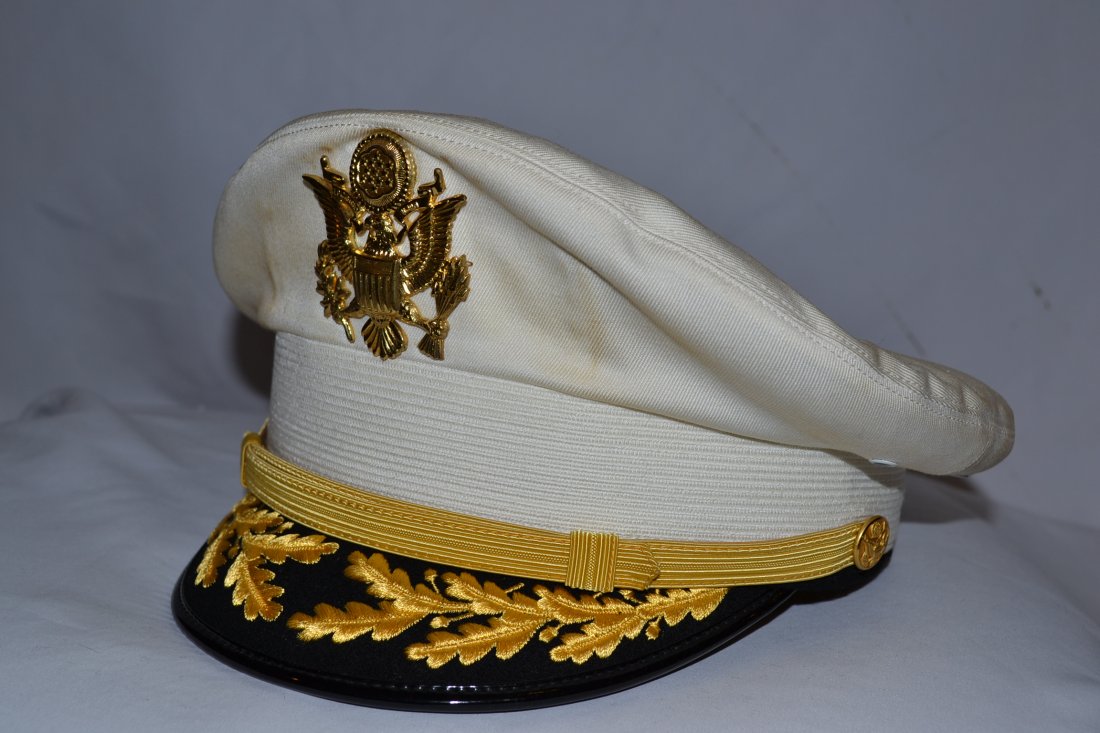 WWII US AIR FORCE GENERAL WHITE TOP VISOR HAT: WWII US AIR FORCE GENERAL WHITE TOP VISOR HAT . BEAUTIFUL CONDITION WITH MINOR STAINS AND DIRT TO THE TOP . HIGH QUALITY MADE BY FLIGHT ACE . SIZE 7