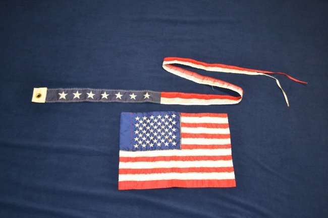 VINTAGE US NAVY SMALL US BOAT FLAG AND A STREAMER: VINTAGE US NAVY SMALL US BOAT FLAG AND A STREAMER . 16" X 12" FLAG AND 6FT LONG X 3" STREAMER