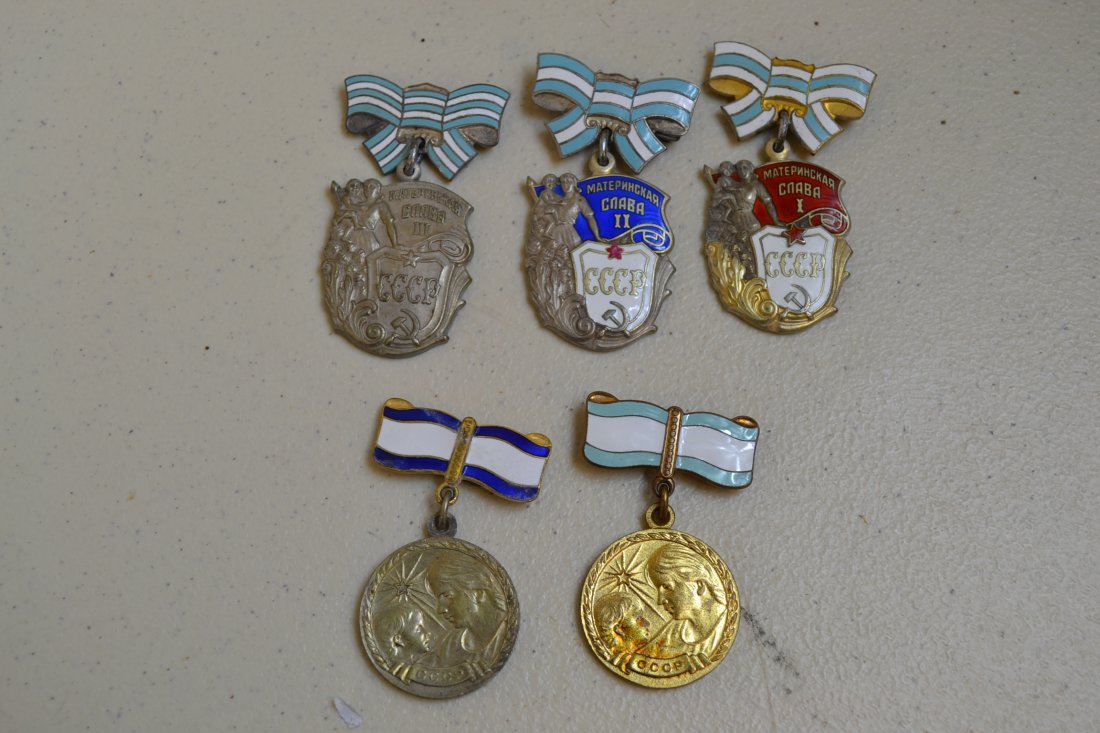 SOVIET RUSSIAN COMPLETE MOTHER'S AWARDS SET ORDERS: SOVIET RUSSIAN COMPLETE MOTHER'S AWARDS SET OF 5 . FROM AN OLD RUSSIAN MEDAL COLLECTION
