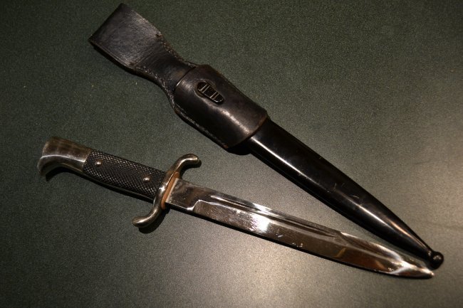 WWII NAZI GERMAN FIRE POLICE DRESS DAGGER BAYONET: WWII NAZI GERMAN FIRE POLICE DRESS DAGGER BAYONET. MINTY LATE WAR EXAMPLE WITH UNMARKED BLADE .COMPLETE WITH ORIGINAL LEATHER FROG.